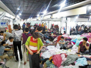 消防審批未通過 江東仇畢服裝輔料市場無照經(jīng)營